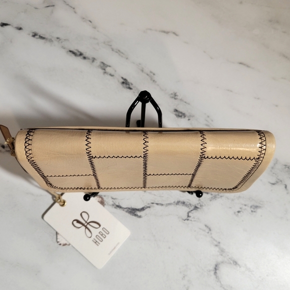 HOBO NWT Rare Leather Wallet Color Parchment with Wanderlust Lining - Picture 2 of 8